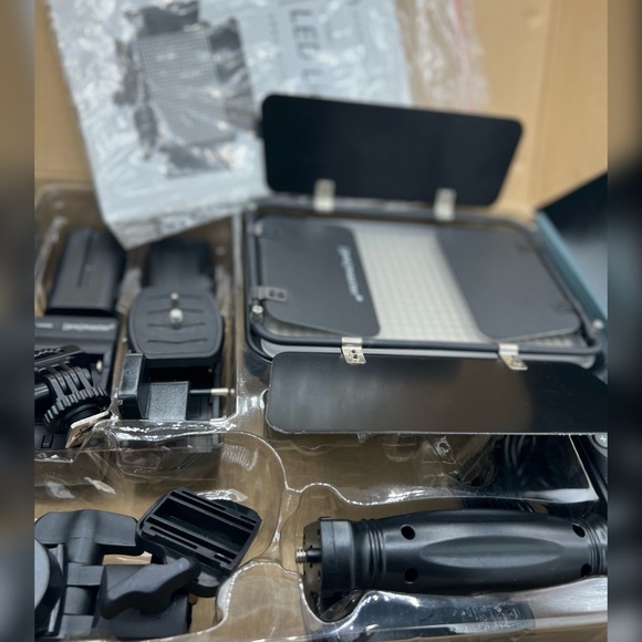 ProMaster Professional LED Light Kit - Picture 2 of 5